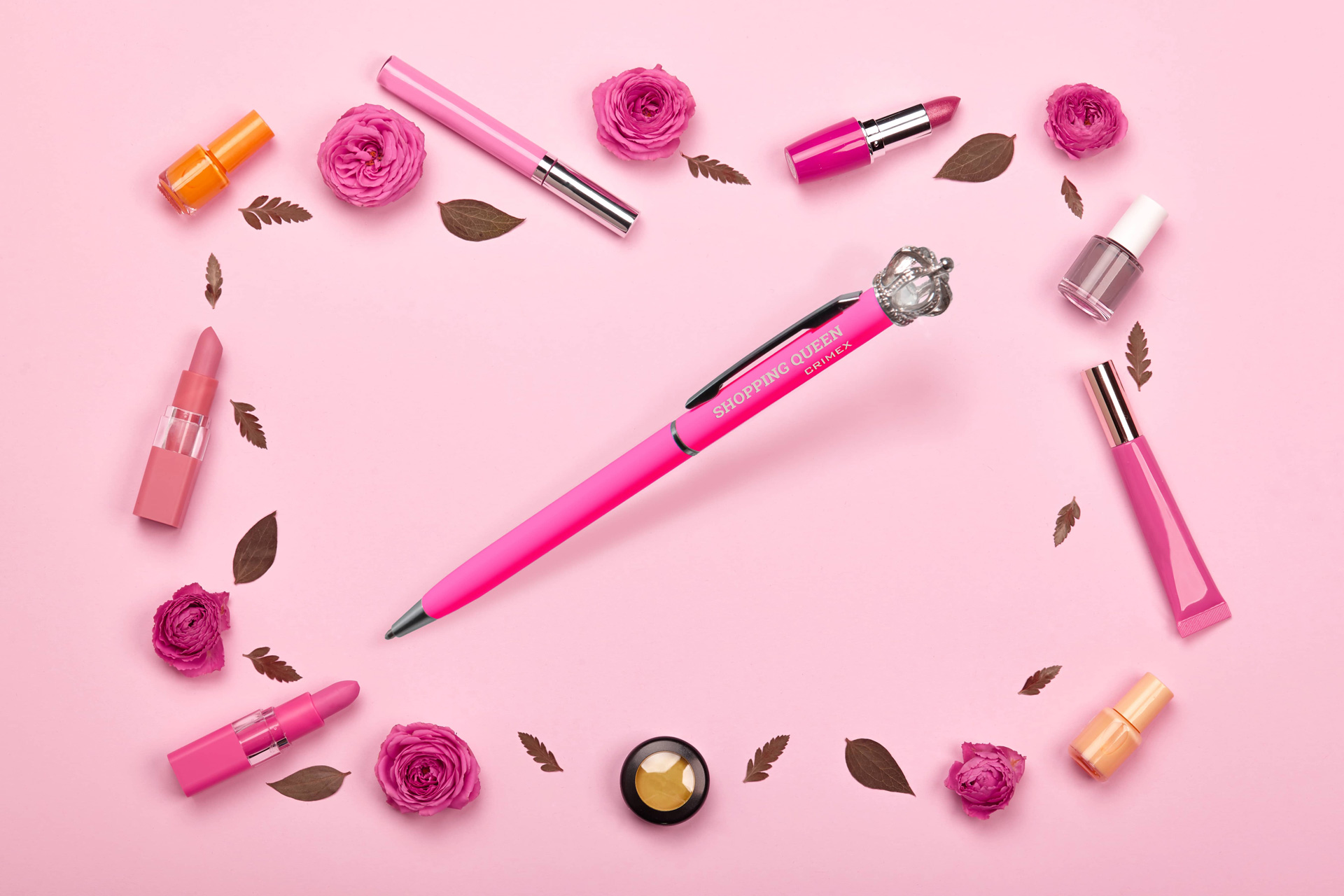Rosa Shopping Queen Kugelschreiber von Blättern, Lippenstift und Nagellack eingekreist